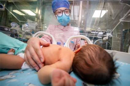 Hito en la medicina mundial: Nace primer bebé con ADN de tres personas