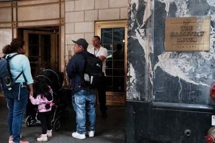 ¿Nueva York pagará apartamentos de lujo para alojar a desamparados y recién llegados?