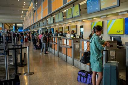 ¿Novedoso o invasivo? Aerolínea pide pesar a los pasajeros de vuelos internacionales