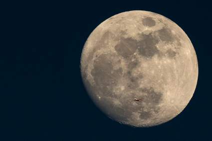 ¿Qué hay dentro de la Luna?: Científicos franceses dan impactante respuesta