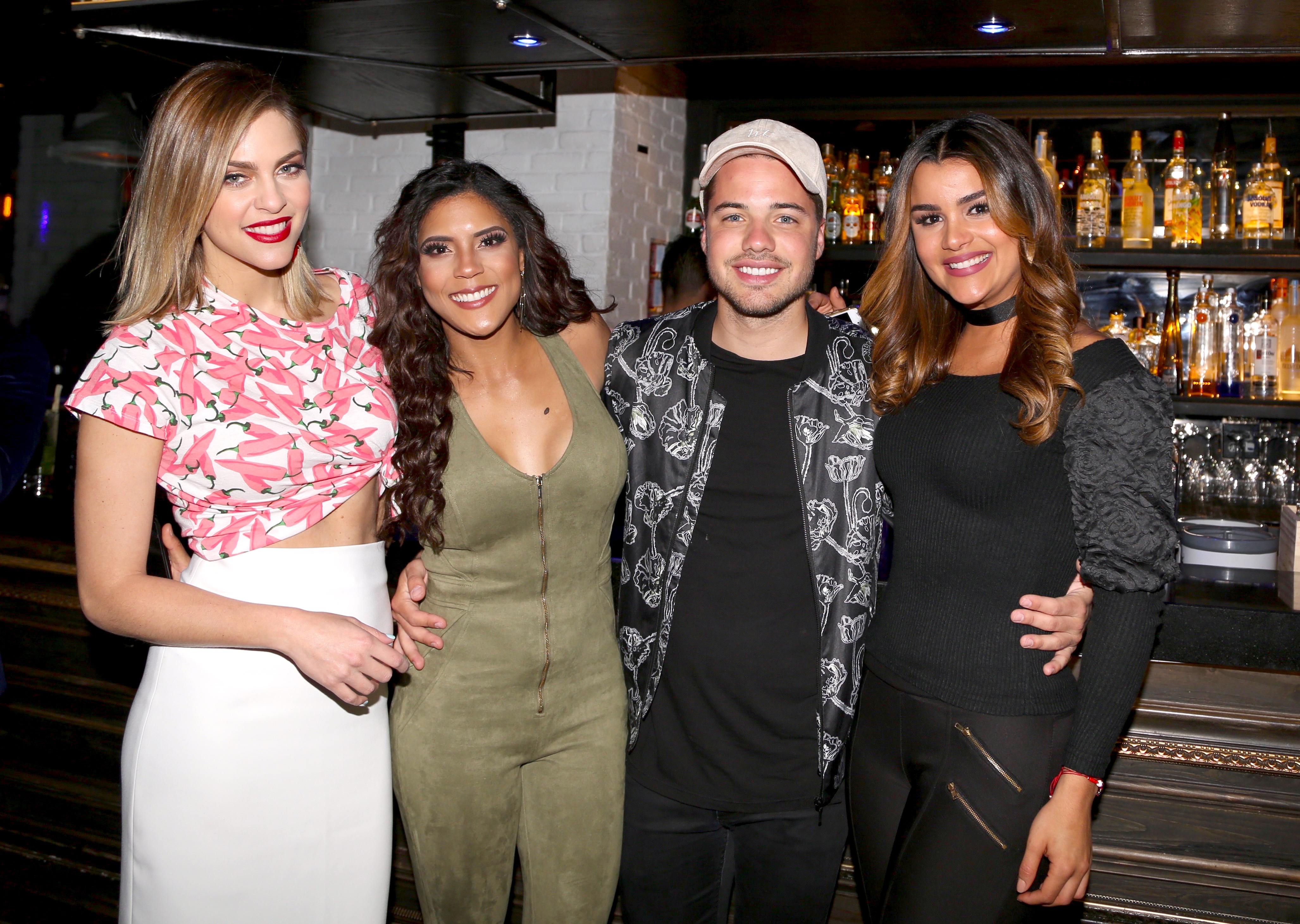 William Valdés con las chicas de Univision.