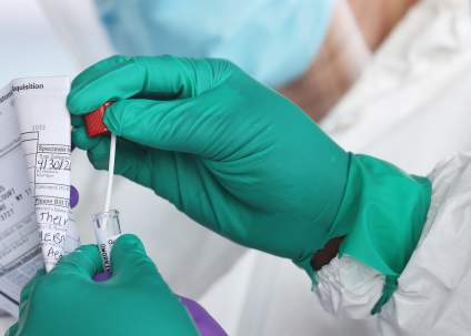Farmacéuticas actualizan vacunas COVID-19 para enfrentar nuevas variantes