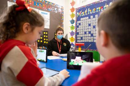 El debate sobre pantallas en las escuelas: de la prohibición a la educación
