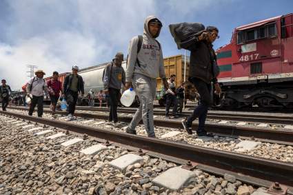 México suspende viaje de trenes tras aumento de migrantes