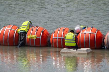 Juez federal ordena a Texas retirar las boyas del río Grande