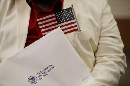 ¿Cubanos con I-220A no podrán solicitar residencia por Ley de Ajuste?
