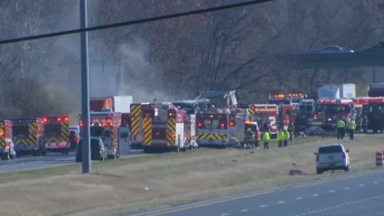Seis muertos y 18 heridos tras choque de bus y camión en Ohio