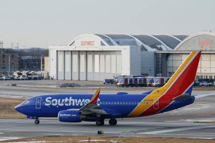 Pasajero se sube al ala de un avión y causa pánico en Estados Unidos [VIDEO]