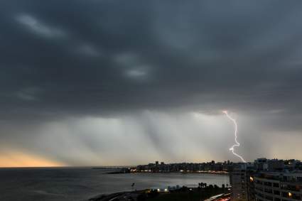 Las lluvias intensas y los truenos provocan temblores en la Tierra