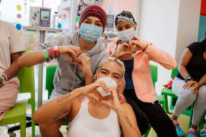 Karol G visitó niños con cáncer en clínica de Cali [VER]