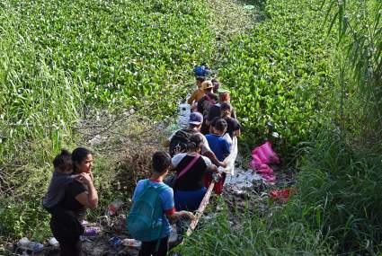 Mueren dos migrantes ahogados al tratar de cruzar el río Bravo [VIDEO]