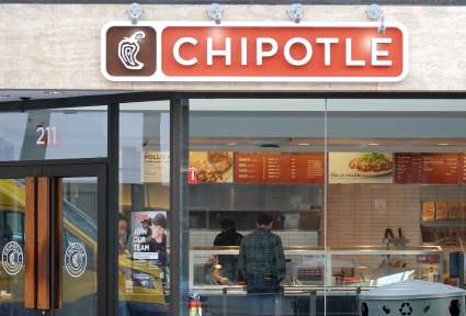Una mujer le tiró un plato de comida caliente a una trabajadora de Chipotle