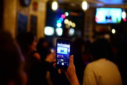 ¿Cuántas veces miramos el teléfono mientras vemos la televisión?