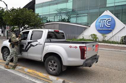Encapuchados irrumpe  canal de televisión en Ecuador – VIDEO
