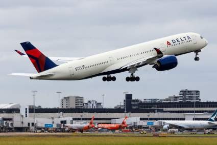 Avión de Delta pierde rueda antes de despegar de Atlanta a Colombia