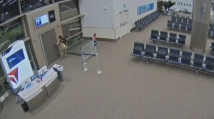 Hombre muere succionado por turbina de avión [VÍDEO]
