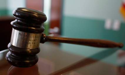 Mujer demanda a su esposo por no bañarse