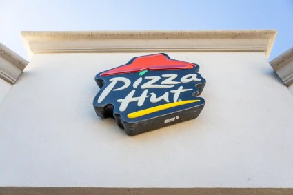 Encuentran un cadáver en contenedor de basura de Pizza Hut