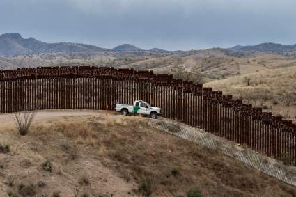 Proponen ley que permite el asesinato de migrantes si invaden tierras privadas