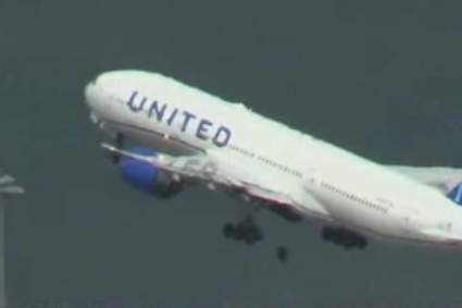 Avión pierde una llanta en el aire y causa daños en tierra [VIDEO]