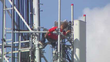 Hombre sube a una antena de telefonía celular en Miami [VIDEO]