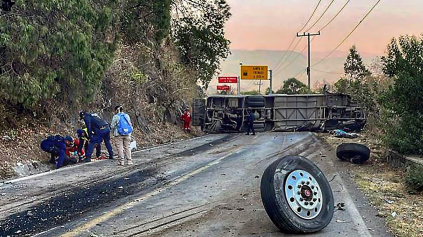 México: al menos 14 muertos luego de que un bus se volcara