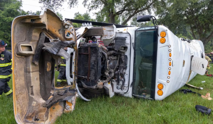 Mueren ocho migrantes tras choque de autobús en Florida
