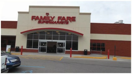Descubren a una mujer viviendo en el letrero de un supermercado de Michigan