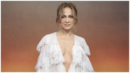 Jennifer López vista bailando en unas escaleras mecánicas [VER]