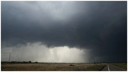 Tornado Texas: Mujer quedó atrapada dentro de su carro [VIDEO]