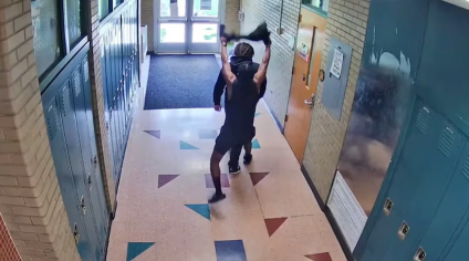 Video muestra cómo un entrenador estranguló a estudiante en Michigan
