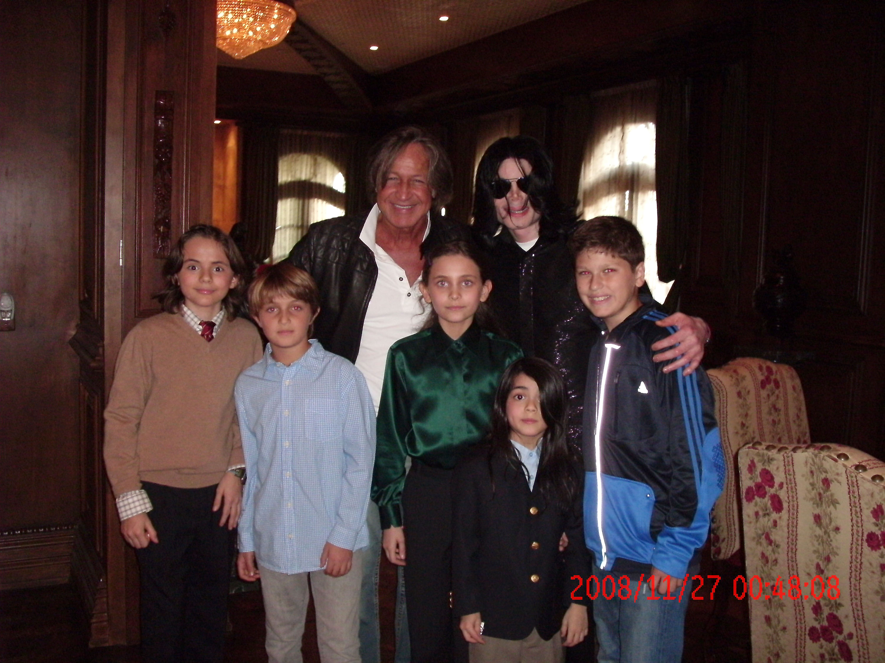 Hija de Michael Jackson ignora a la bella Ester Exp&oacute;sito - VIDEO
