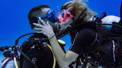 Aleska Génesis y Clovis Nienow sellan su amor [VIDEO]