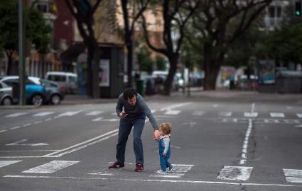 ¿A qué edad pronuncian los niños sus primeras palabras y cuándo debemos preocuparnos si no lo hacen?