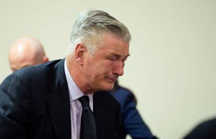 Fotos de Alec Baldwin llorando tras jueza anula juicio