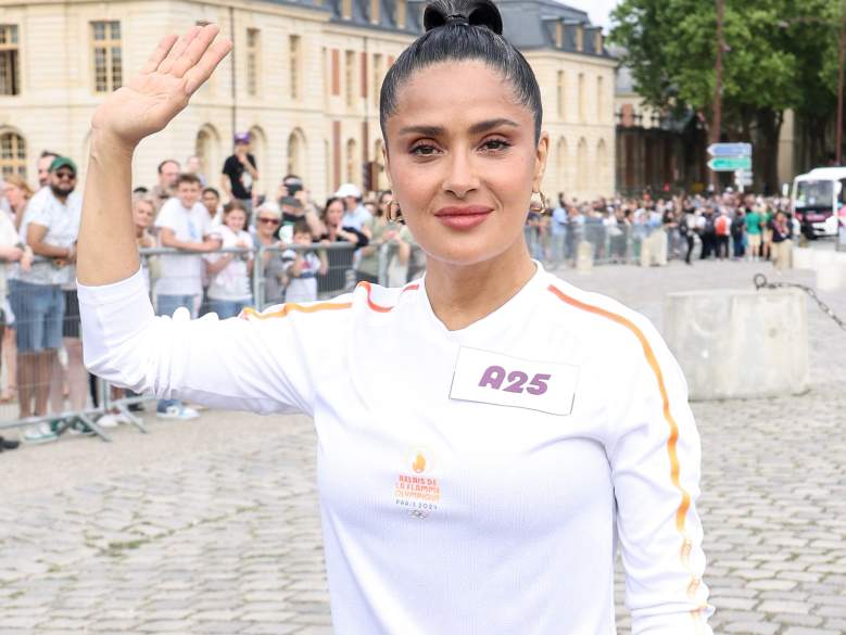 Salma Hayek corre durante el relevo de la antorcha de los Juegos Olímpicos de París el 23 de julio de 2024 en Versalles, Francia. París acogerá los Juegos Olímpicos de verano del 26 de julio al 11 de agosto de 2024.