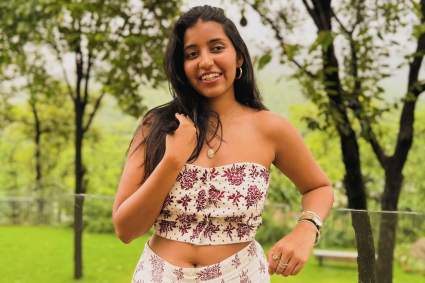 La influencer de viajes Aanvi Kamdar muere tras caer de barranco