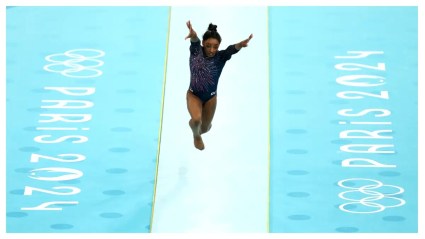 Gran actuación de Simone Biles en los Olímpicos a pesar de lesión [VIDEO]