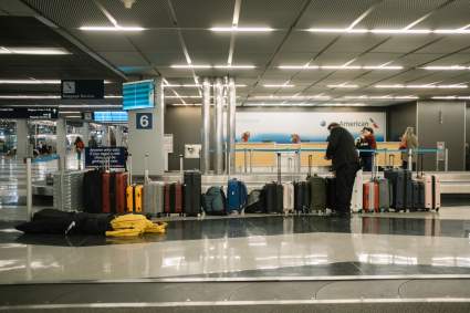 Mujer hallada en cinta transportadora del aeropuerto de Chicago se suicidó