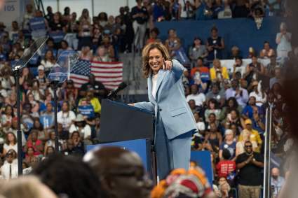 Kamala Harris y Tim Walz en Detroit: Miles de personas llegaron al mitin – VIDEO