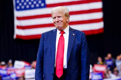 Trump dice que Kamala Harris es una “mujer hermosa”