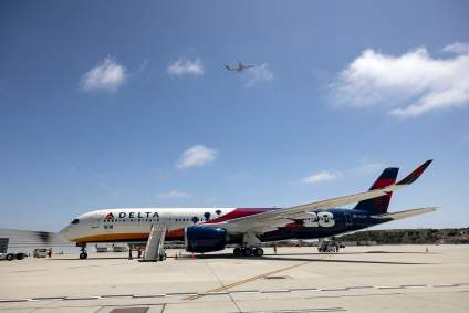 Mueren dos trabajadores de Delta tras explotar llanta de avión en Atlanta