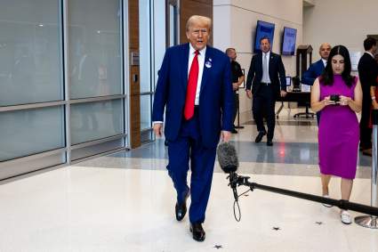 Trump ya emitió su voto en Florida: ¿Puede votar aunque tenga una condena penal?