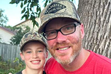 Niño de 12 años mata a tiros a oso negro que atacaba a su padre en Wisconsin