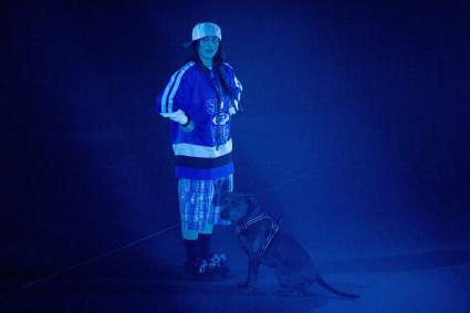 Billie Eilish sufre caída durante concierto en New York [VIDEO]