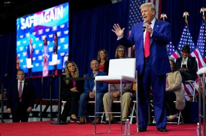Kamala Harris cuestiona salud mental de Trump tras recital de canciones