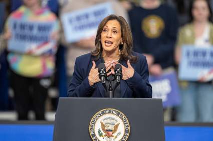 Kamala Harris reacciona al “agotamiento” de Donald Trump