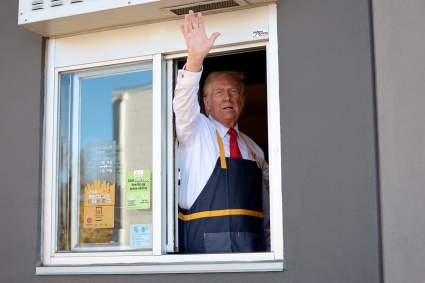 Donald Trump trabaja como empleado de McDonald’s [FOTOS]