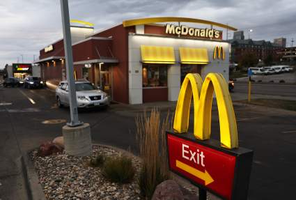 Un muerto y diez hospitalizados por brote de E. coli en McDonald’s