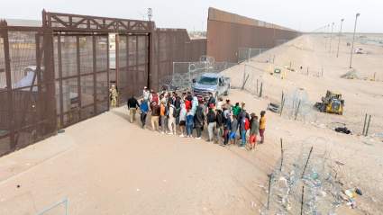 Texas ofrece terrenos a Donald Trump para deportaciones masivas